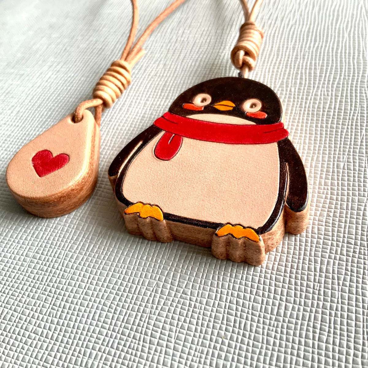 Chaveiro e Pingente de Pinguim em Couro Artesanal