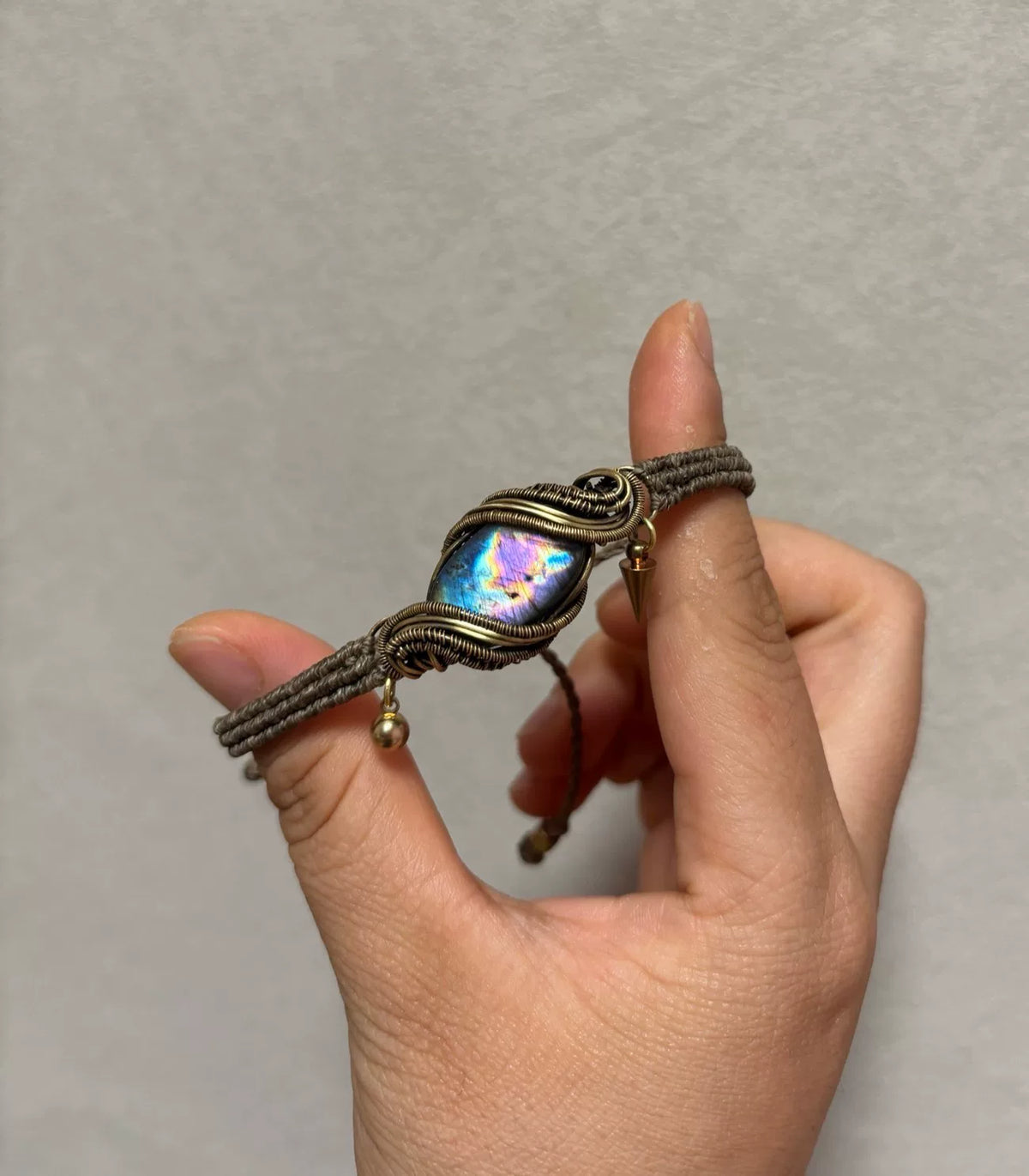 Handgefertigtes Messing-draht-Armband mit Labradorit