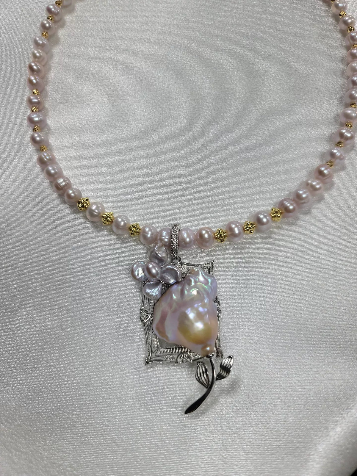 Collier de perles roses avec pendentif en perle mabé bleu-violet