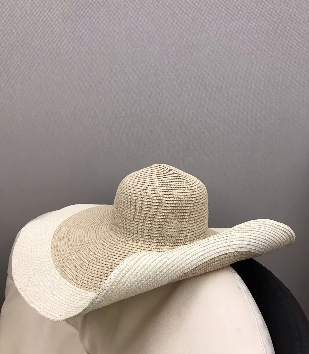 Cappello in paglia intrecciata bicolore a tesa larga