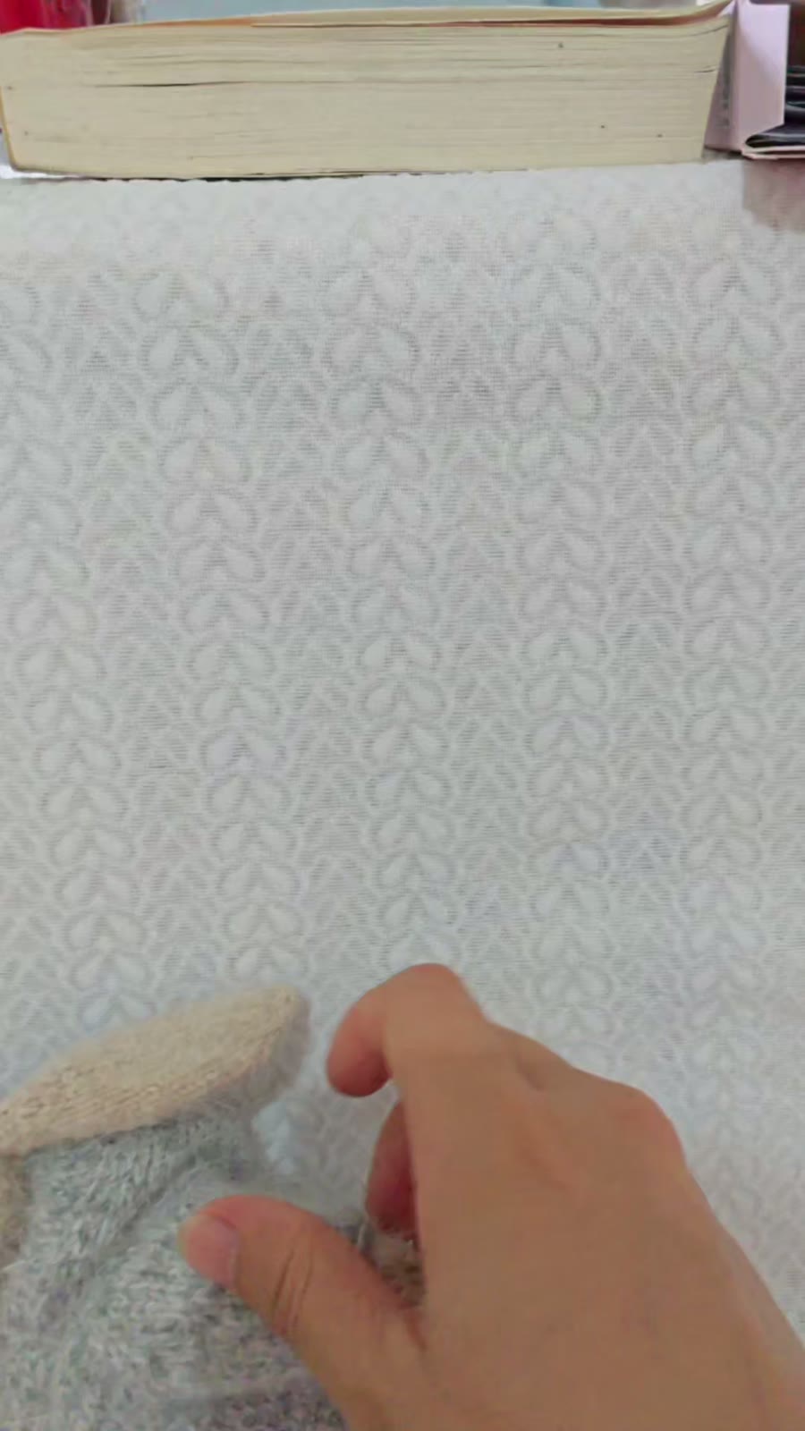 Handgestricktes Hasen-Spielzeug mit grauem Pullover