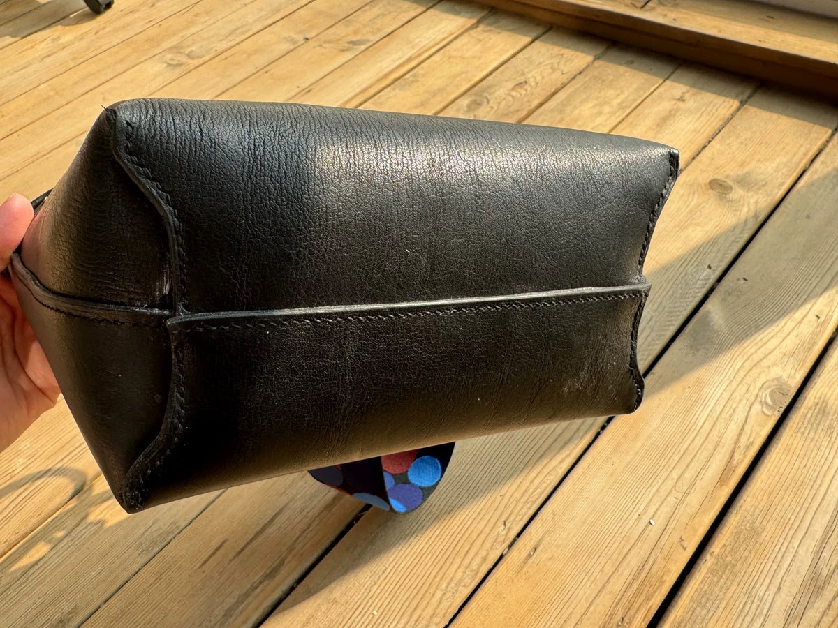 Handgenaaide zwarte leren mini tote tas