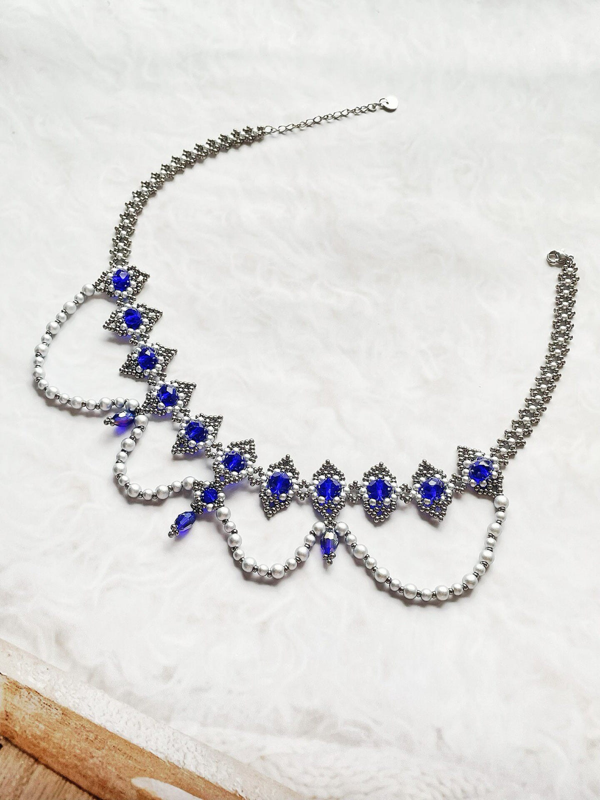 Collar pechera artesanal de cuentas azul plata y blanco