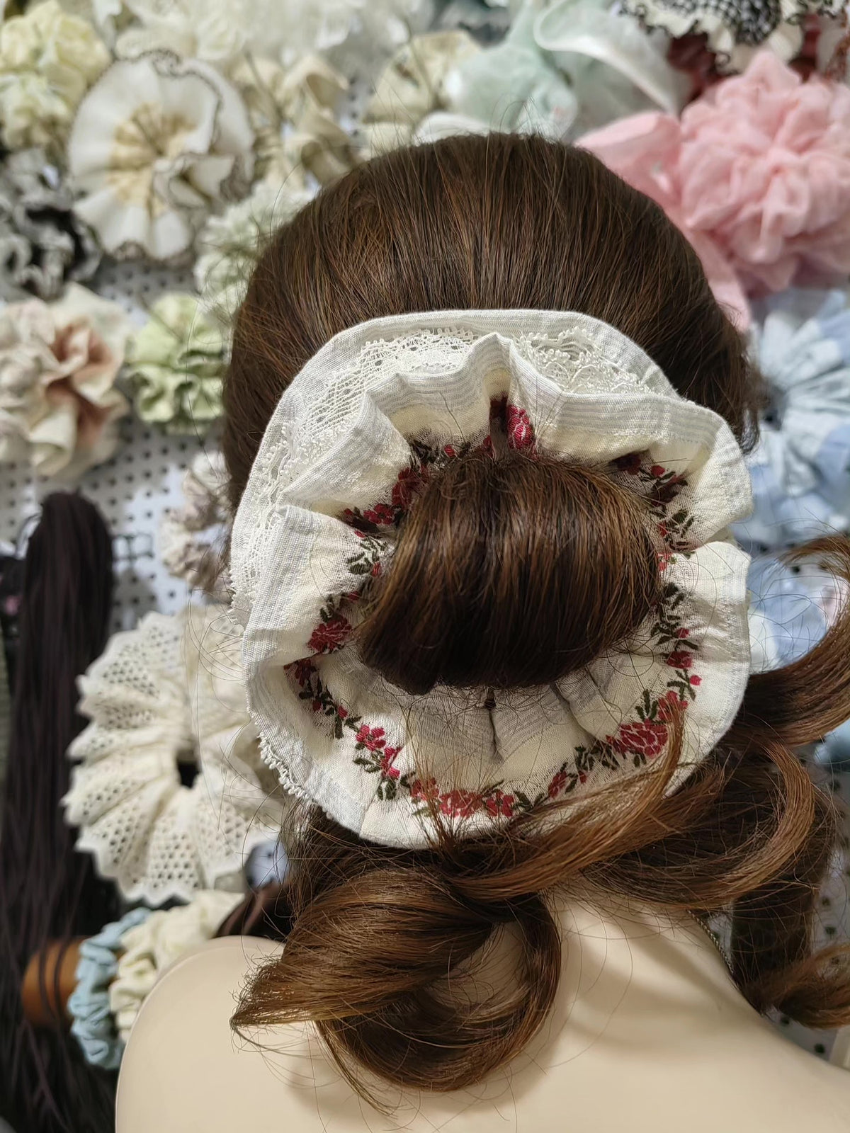 Scrunchie a doppio strato floreale azzurro latte