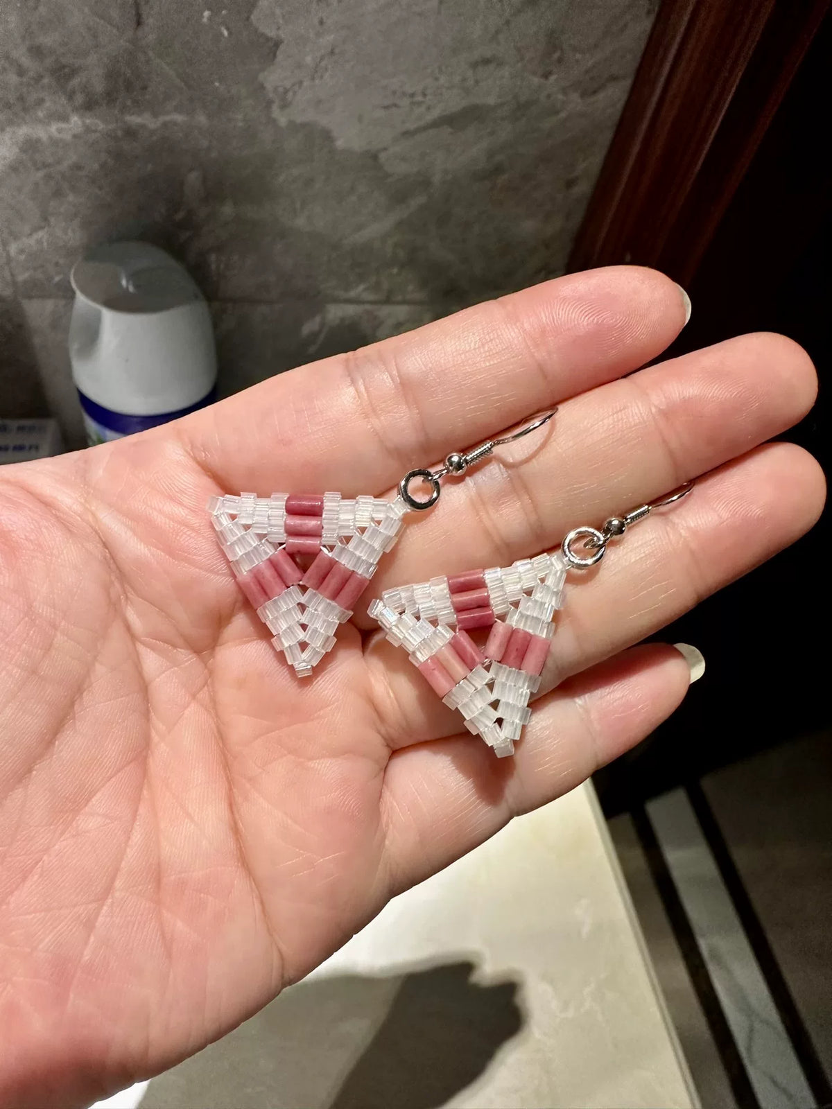 Orecchini triangolari in rodonite e perline Miyuki