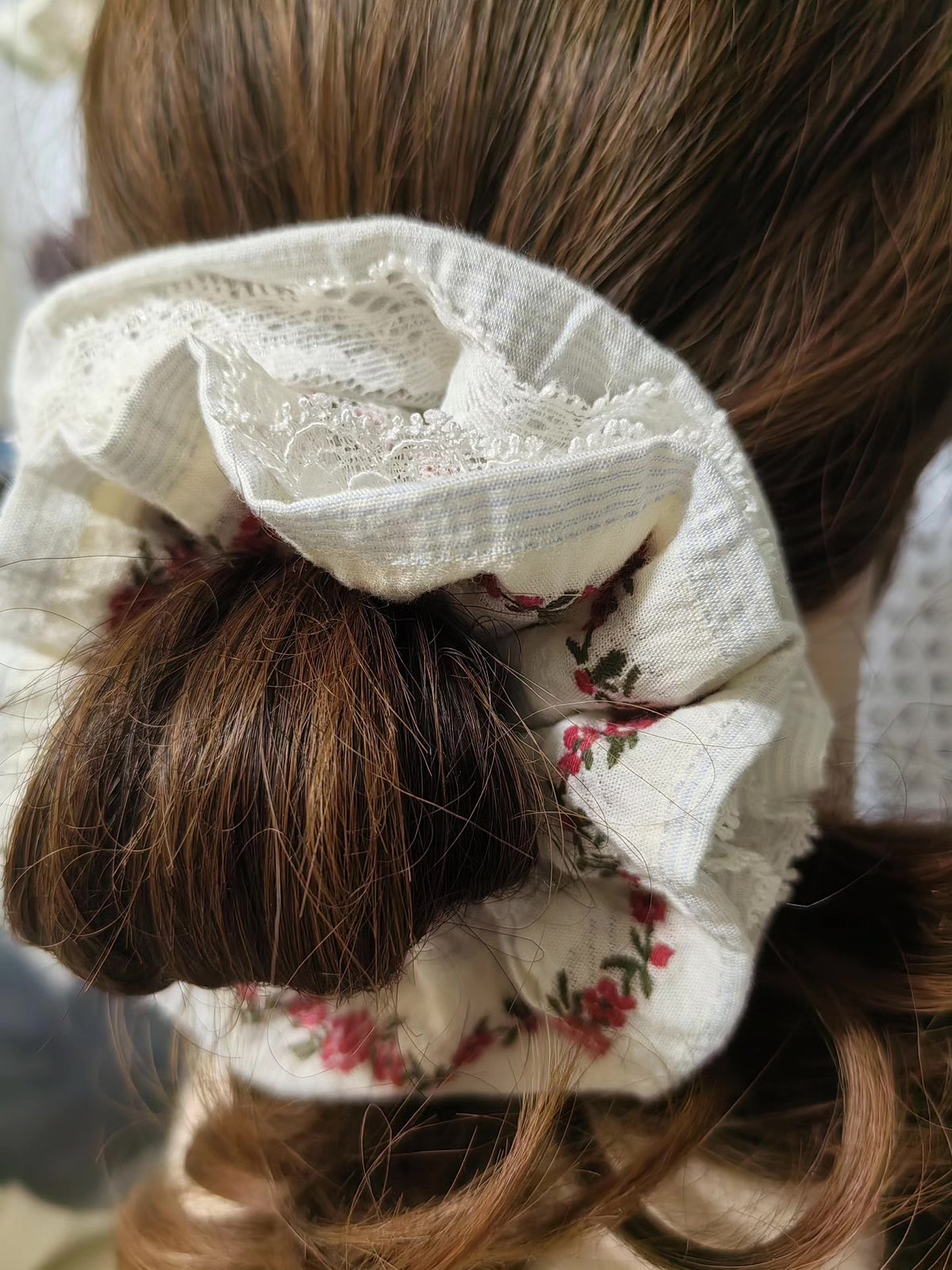 Scrunchie a doppio strato floreale azzurro latte