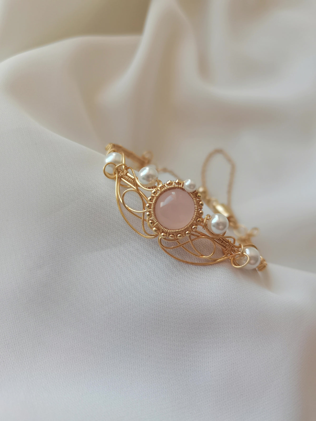 Pulseira de Quartzo Rosa com Fio Dourado