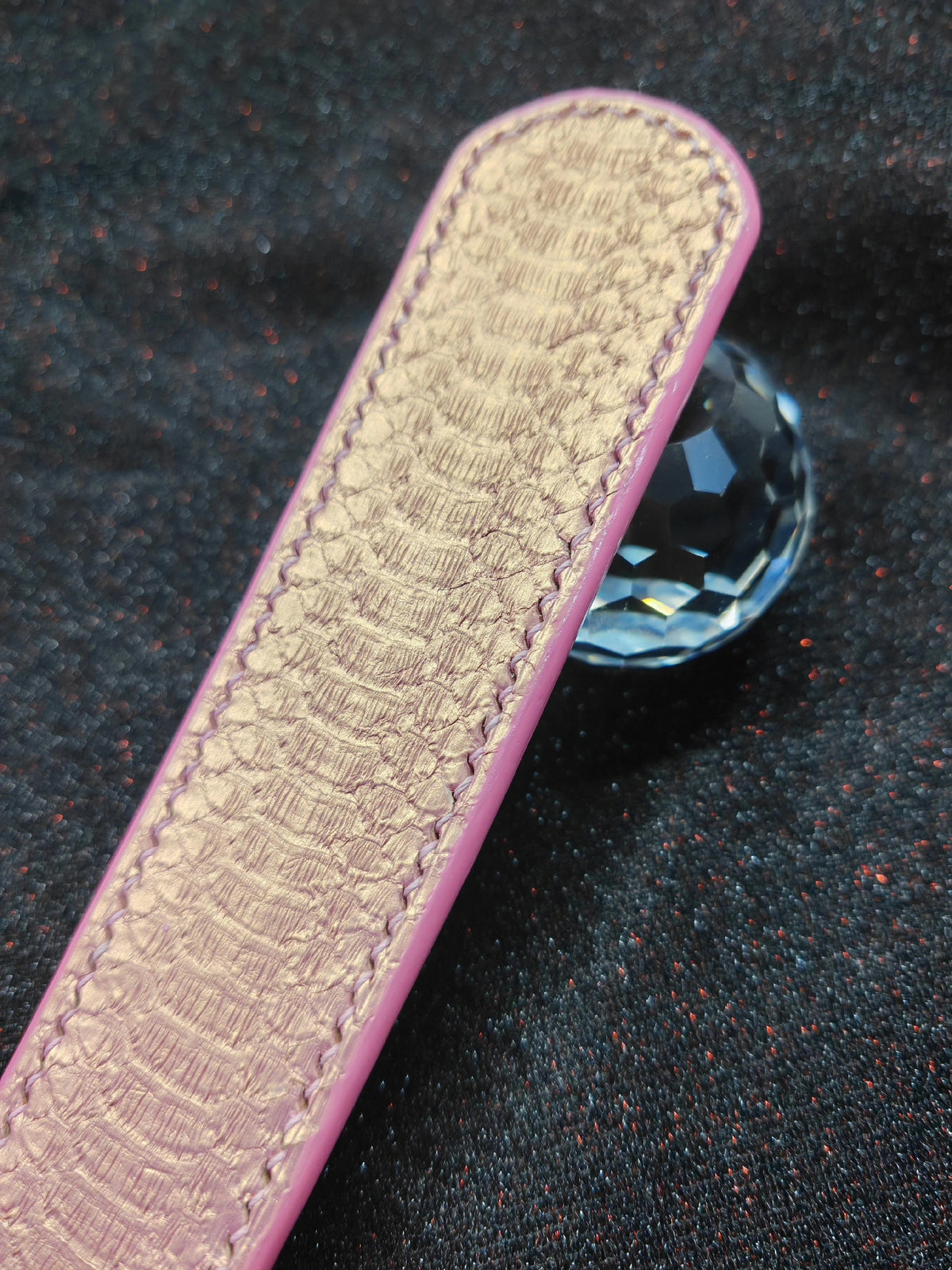 Sangle artisanale en cuir d'insecte rose doré