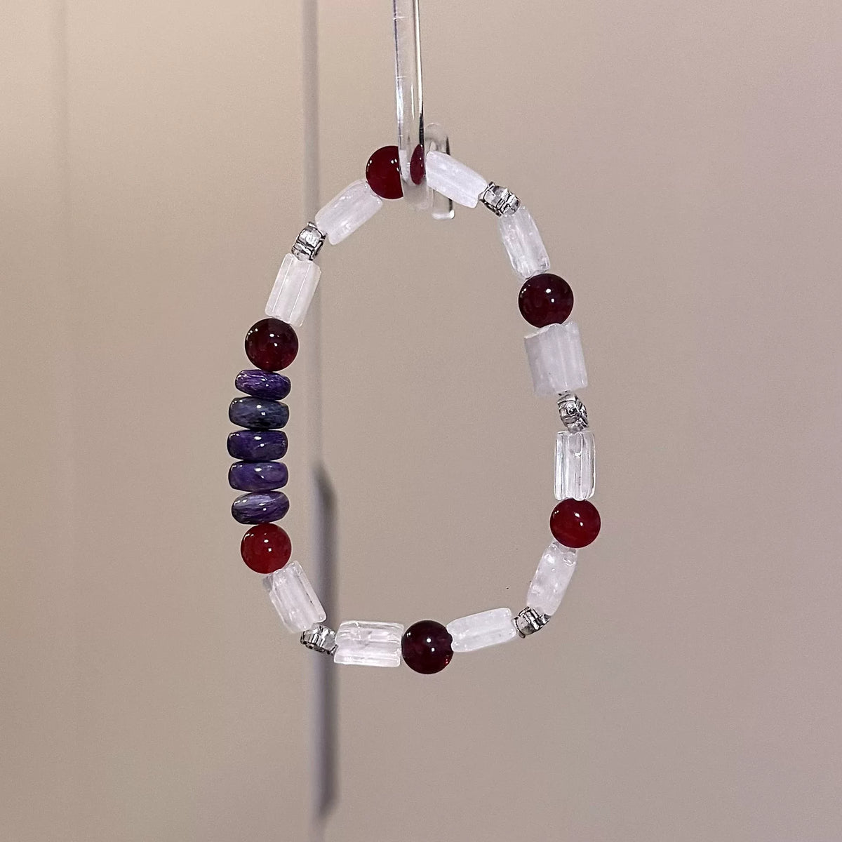 Weißer Phantomquarz, roter Achat, Granat und Charoit Armband