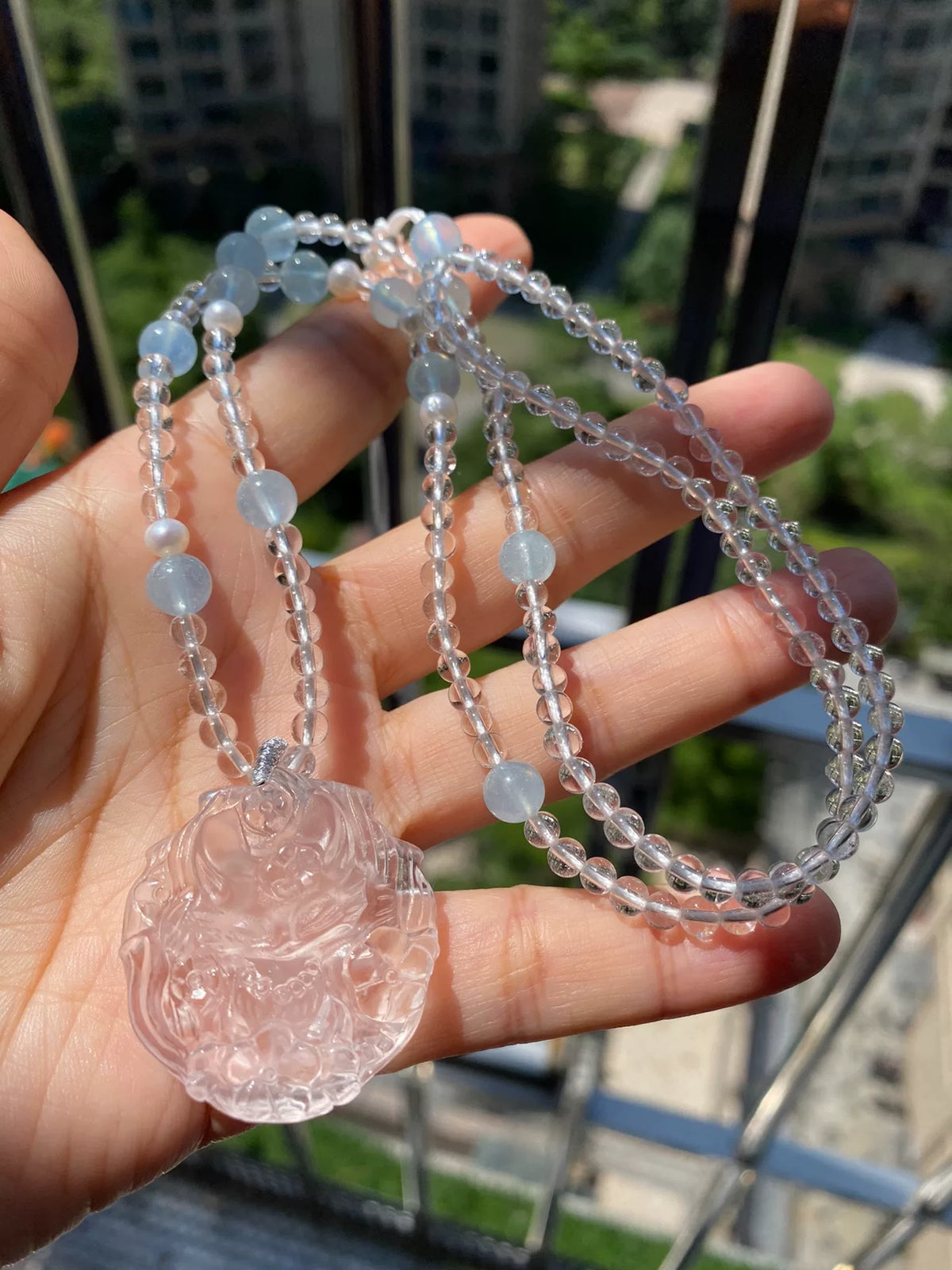Colar com Pingente de Raposa em Cristal Branco e Águas-Marinhas