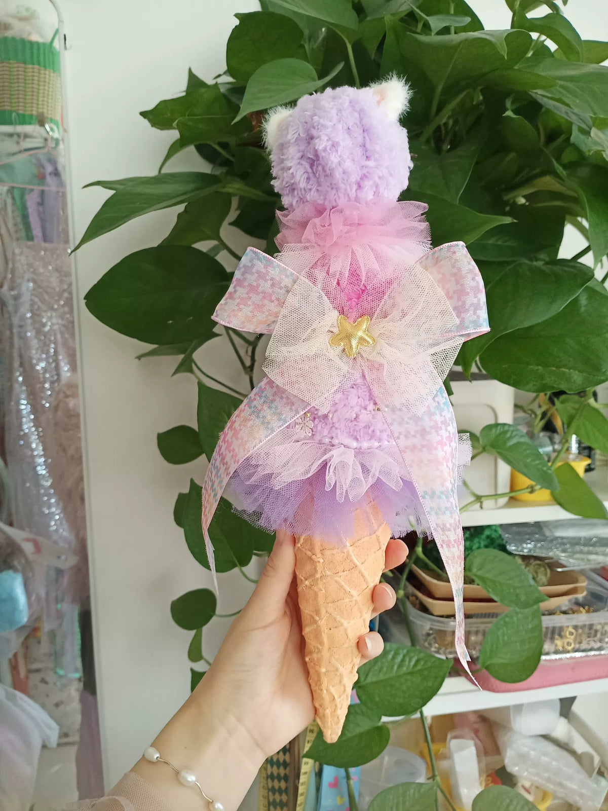 Poupée en peluche artisanale glace avec oreilles de chat 35cm