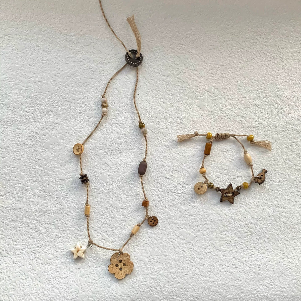 Ketting- en armbandset met geknoop koord en houten knopen