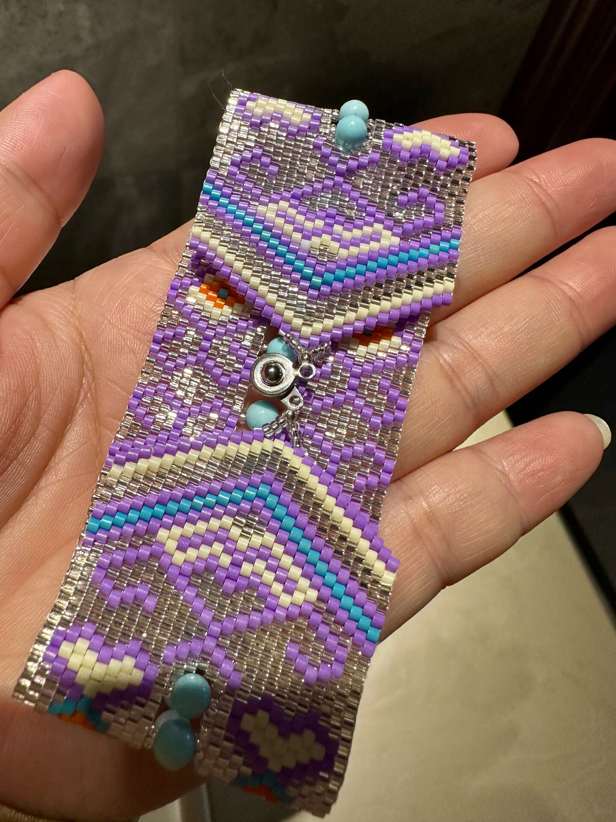 Bracciale Largo con Perline Geometriche Viola