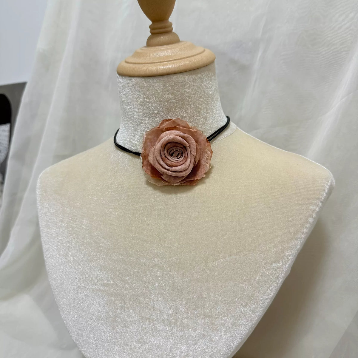Collier choker artisanal en rose en tissu