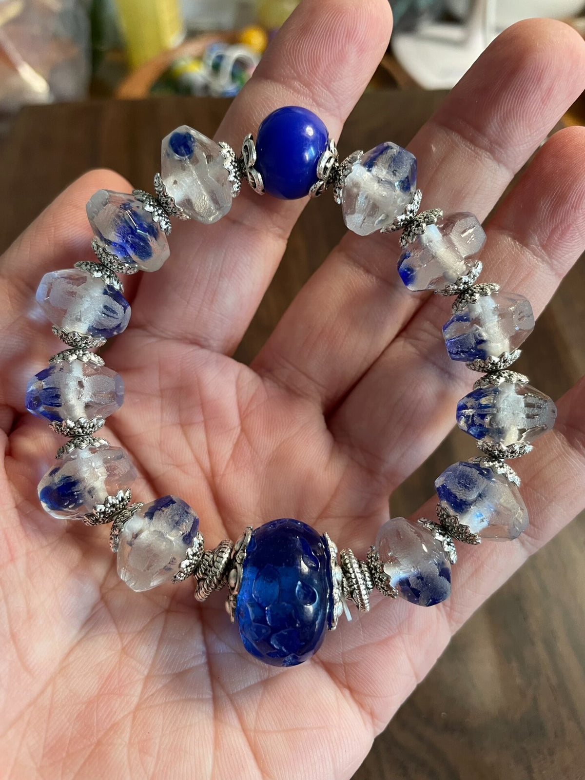 Facettiertes Glasperlenarmband Blau Floral