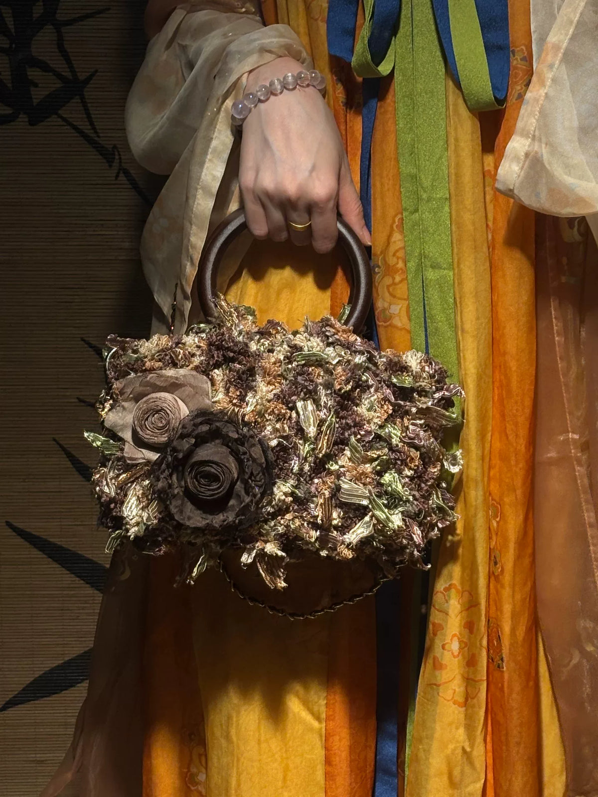 Mala Floral Compacta em Lã