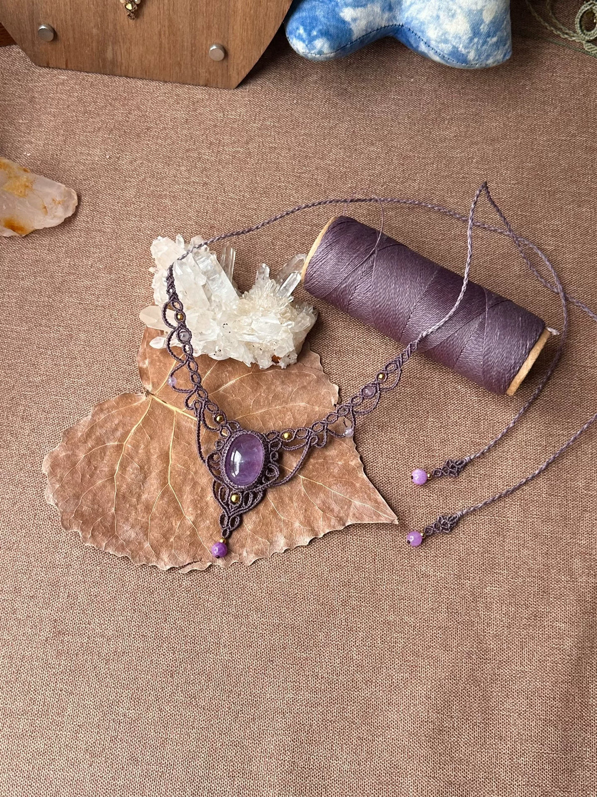 Handgeknoopt macrameketting met grote steen