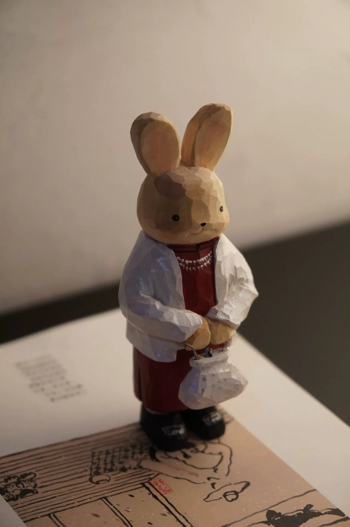 Figurine de lapin en bois de tille sculptée à la main avec sac à main