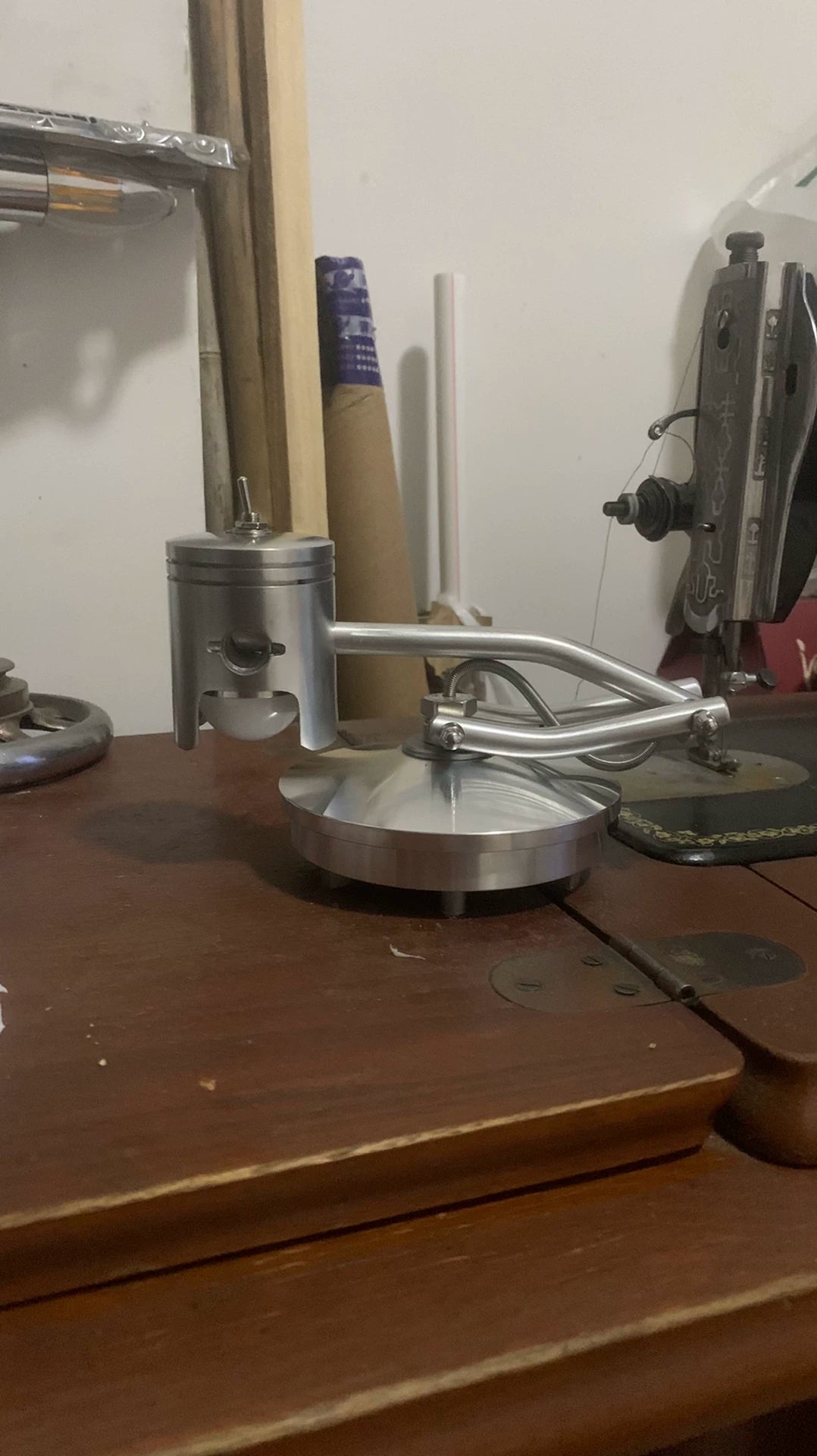 Lampada da tavolo industriale in alluminio con design scultoreo