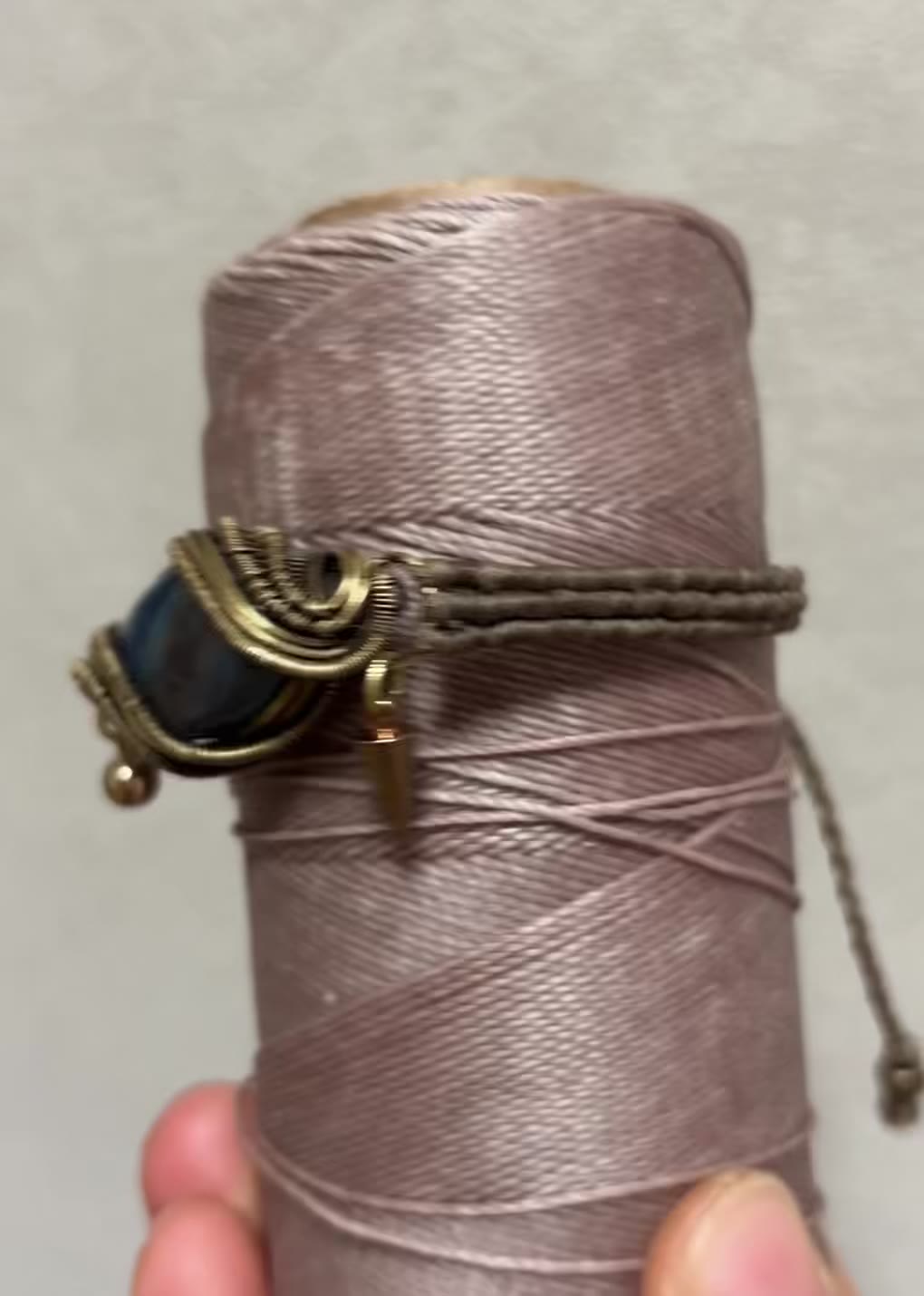 Handgefertigtes Messing-draht-Armband mit Labradorit