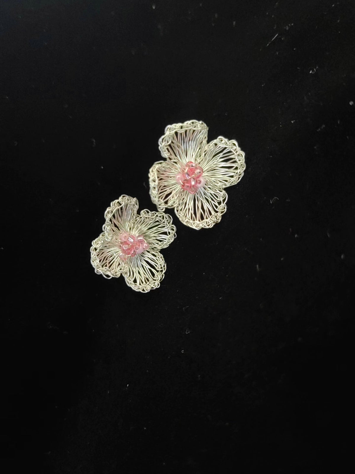 Brincos de Flor em Fio Prateado Crochet à Mão