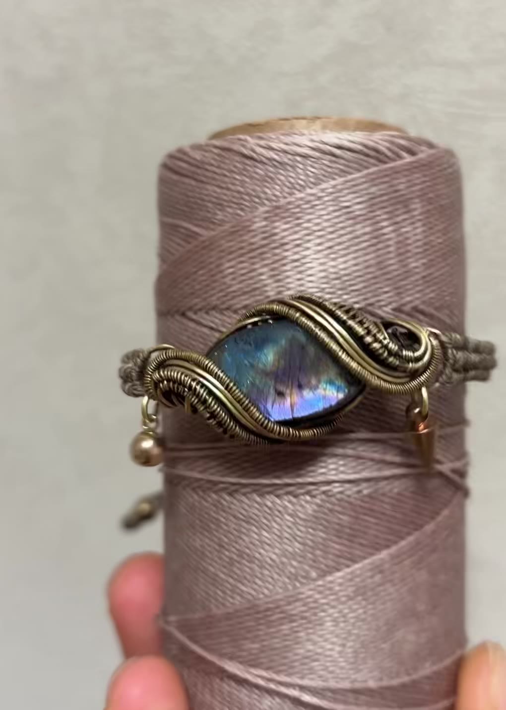 Handgefertigtes Messing-draht-Armband mit Labradorit