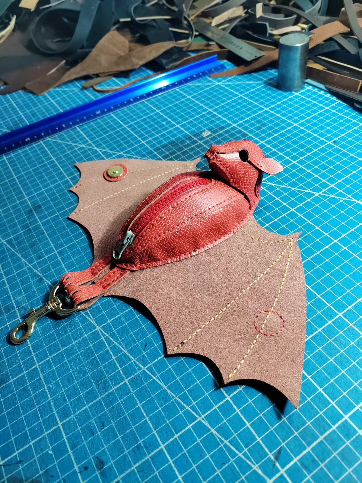 Porta-moedas morcego em pele de vaca, feito à mão