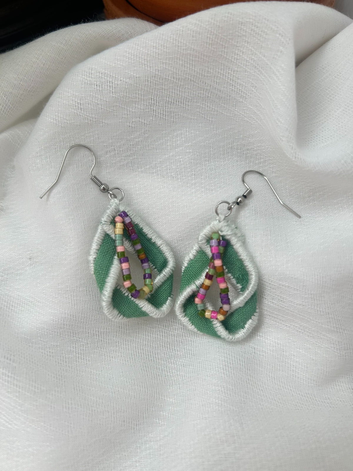 Boucles d'oreilles artisanales en tissu vert en forme de goutte