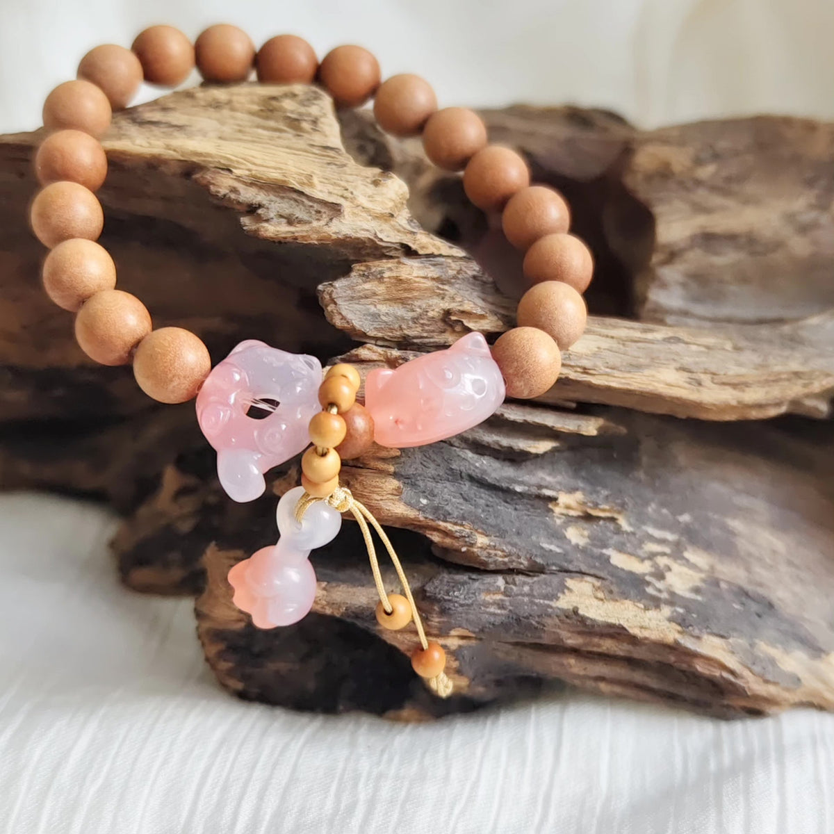 Old Mountain Sandalwood Crimson Agate Cat Bracelet