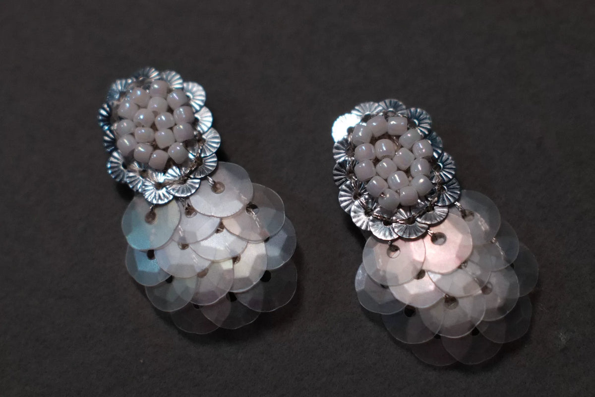 Boucles d'oreilles artisanales en éventail avec sequins et perles
