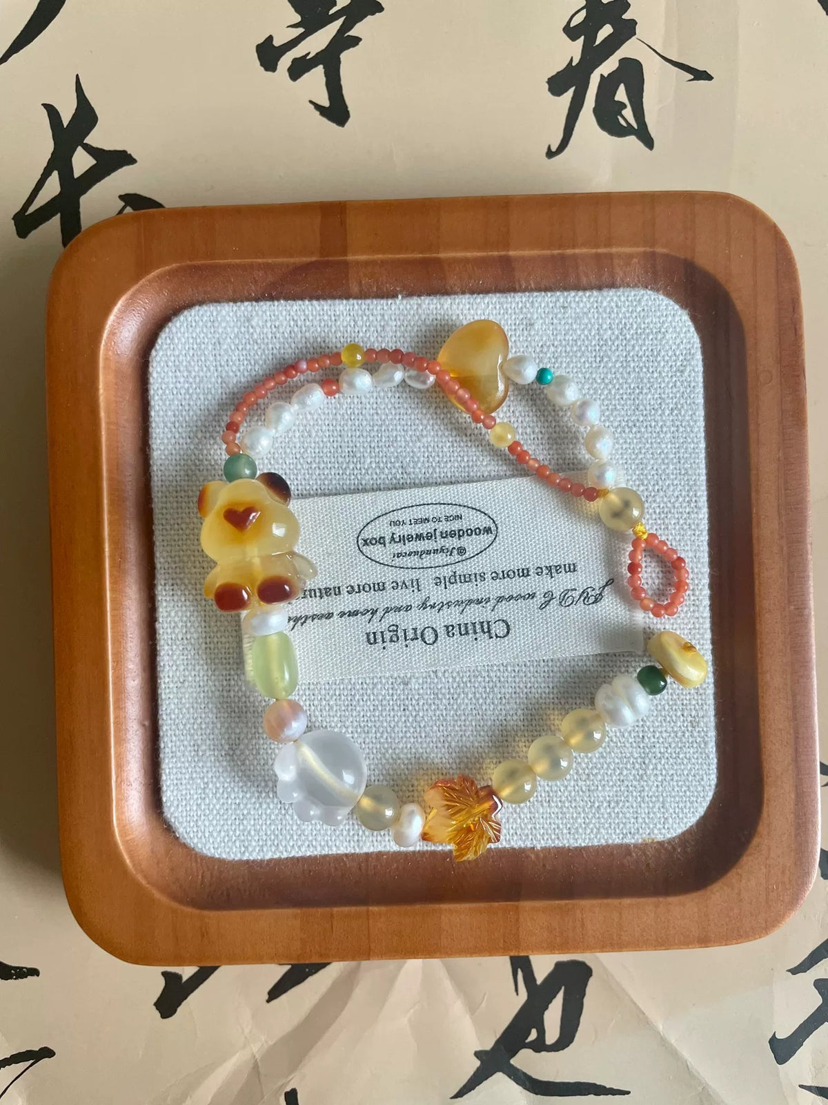 Natürlicher Bienenwachsbernstein-Bären-Perlenarmband