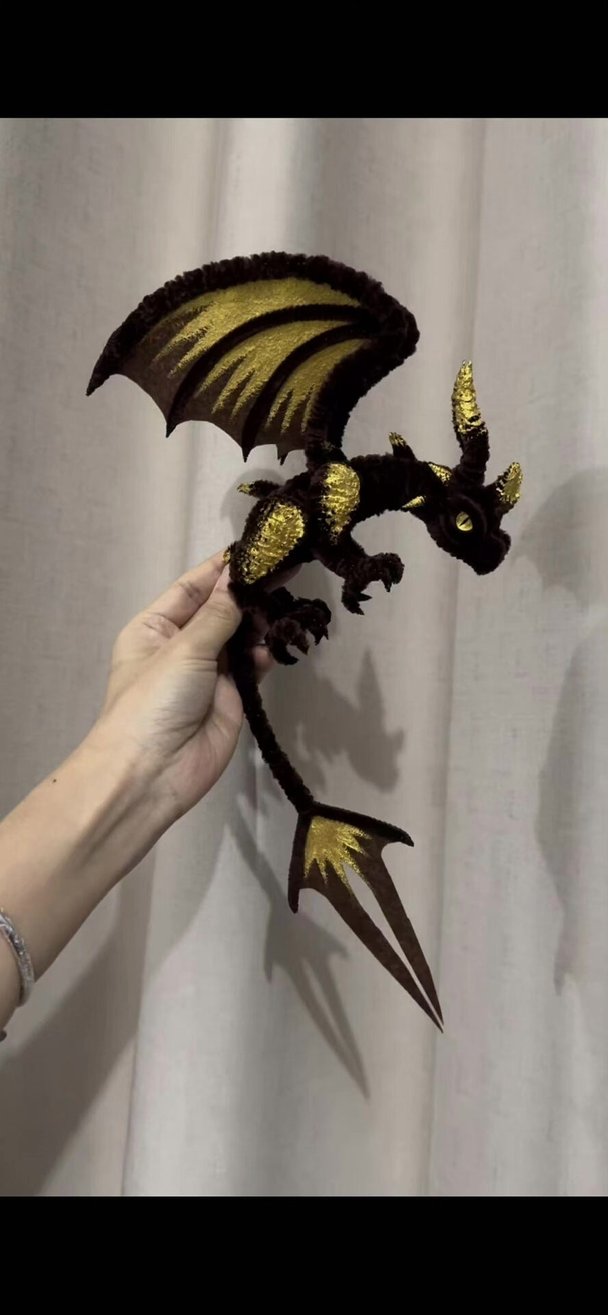 Handgefertigte Drachenfiguren aus Chenille