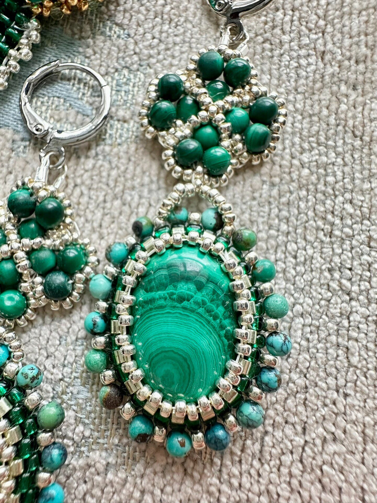 Boucles d'oreilles longues en malachite à cabochon ovale