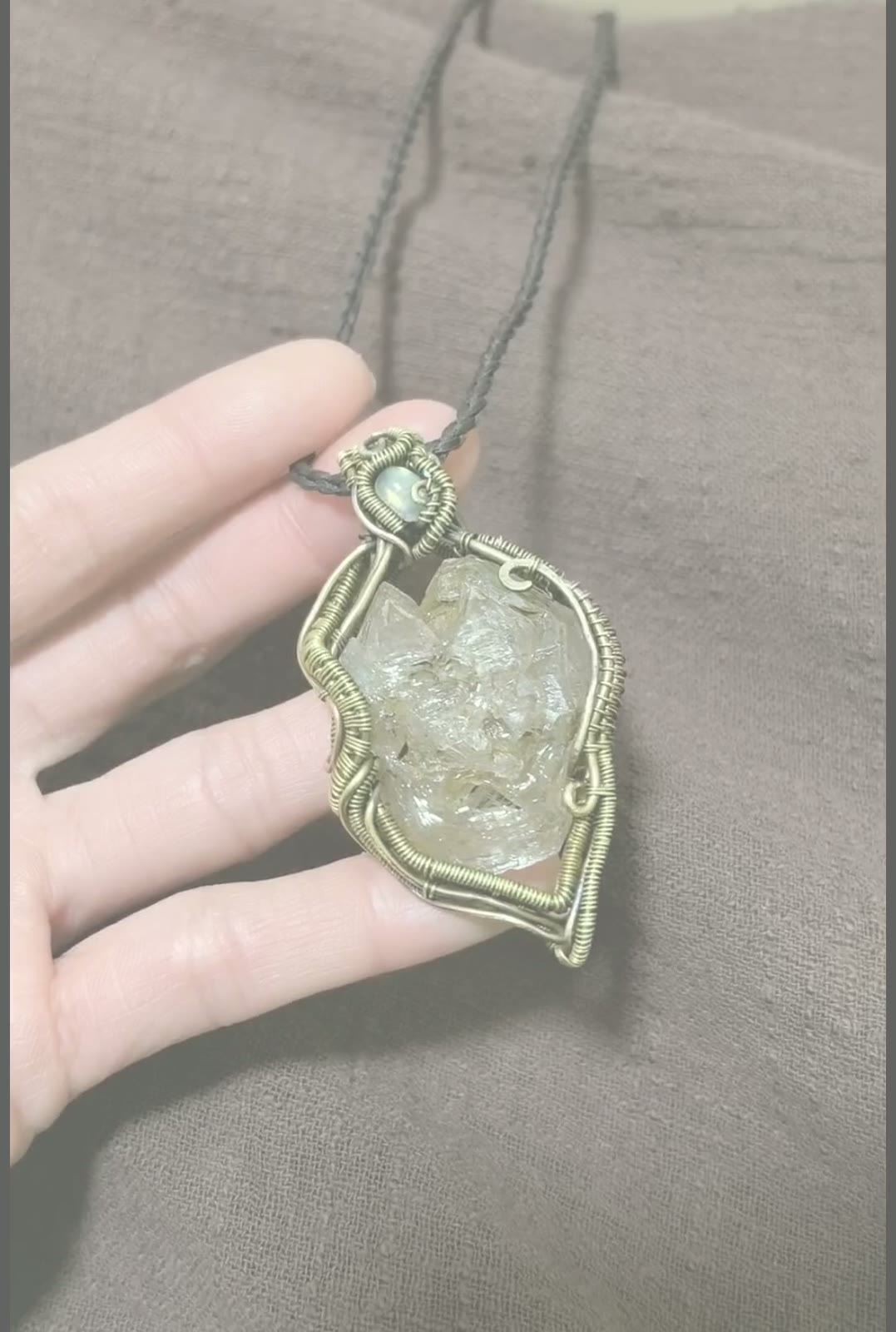 Collana con Pendente in Cristallo Grezzo e Filo di Ottone