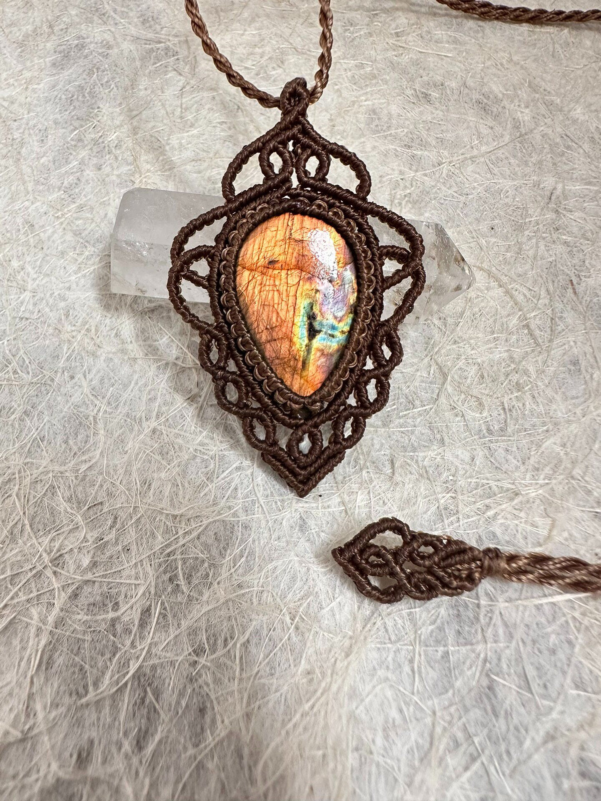 Colar de Macramê com Cordão e Labradorita Feito à Mão