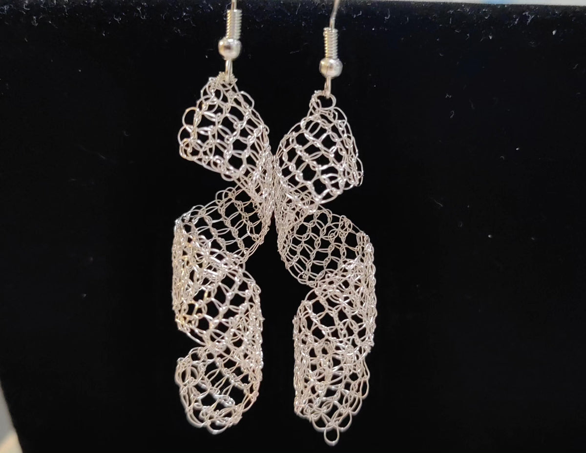 Brincos Pendentes de Fio Prateado Dechetados à Mão