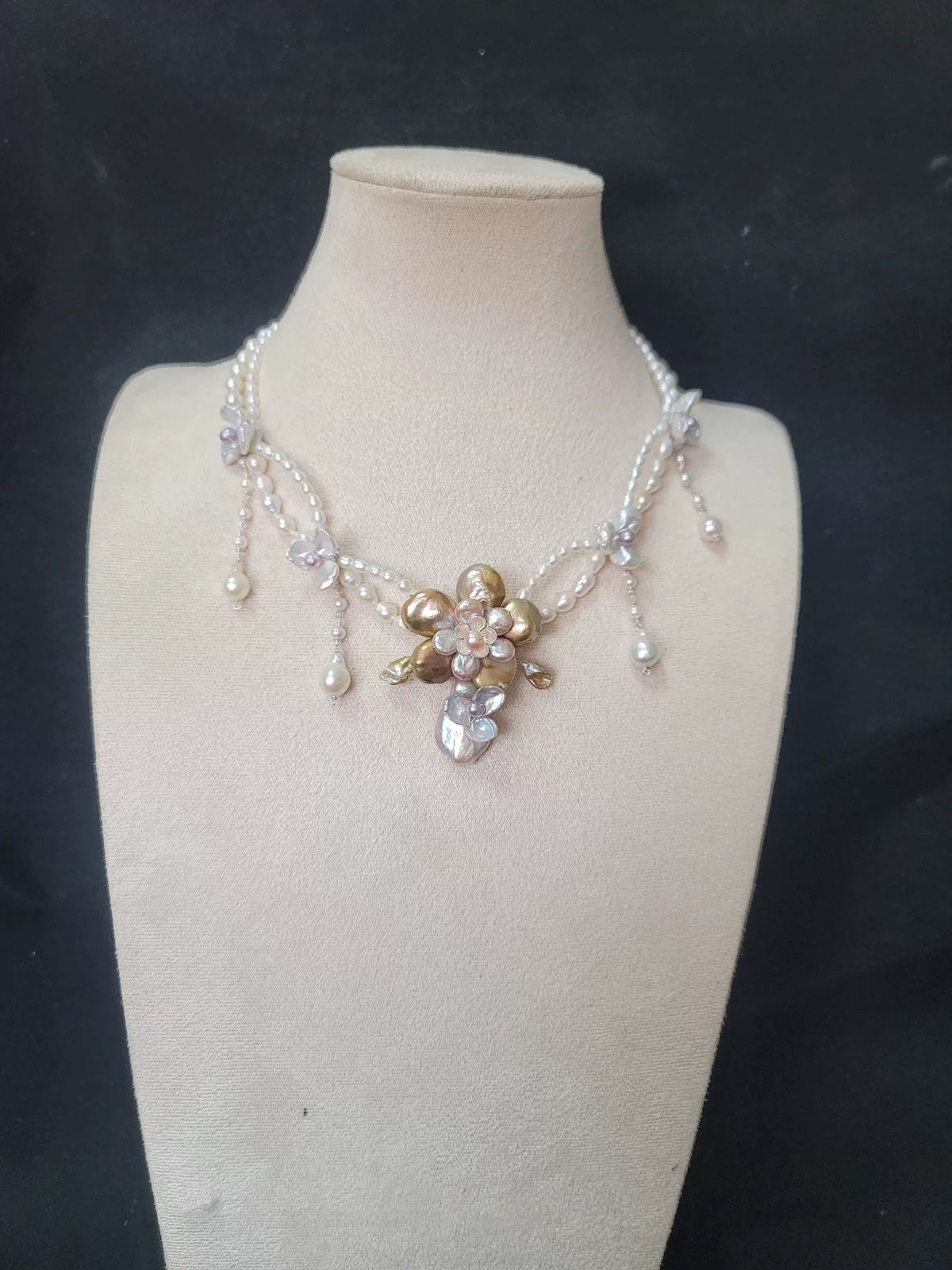 Collana con pendente a fiore in perle naturali d'acqua dolce