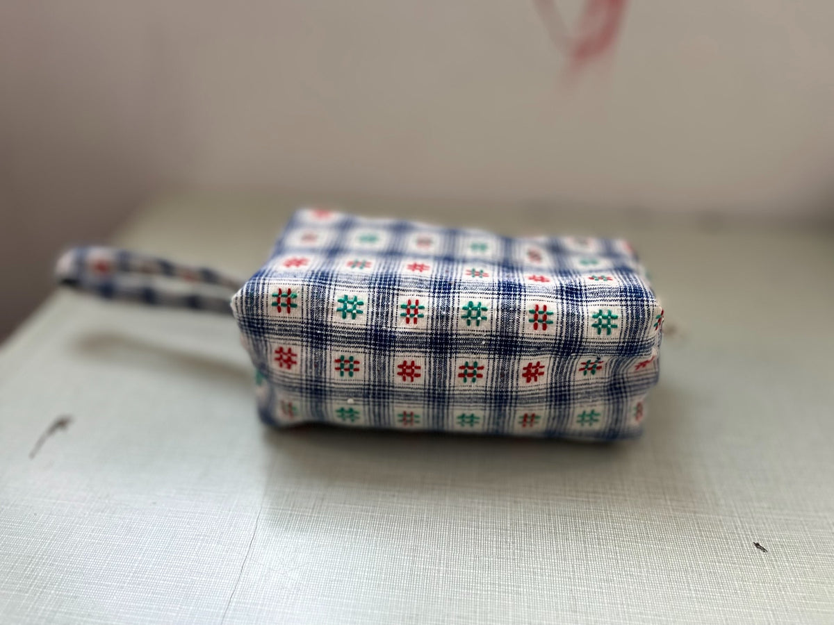 Necero y estuche de cuadros azules con punto de cruz hecho a mano