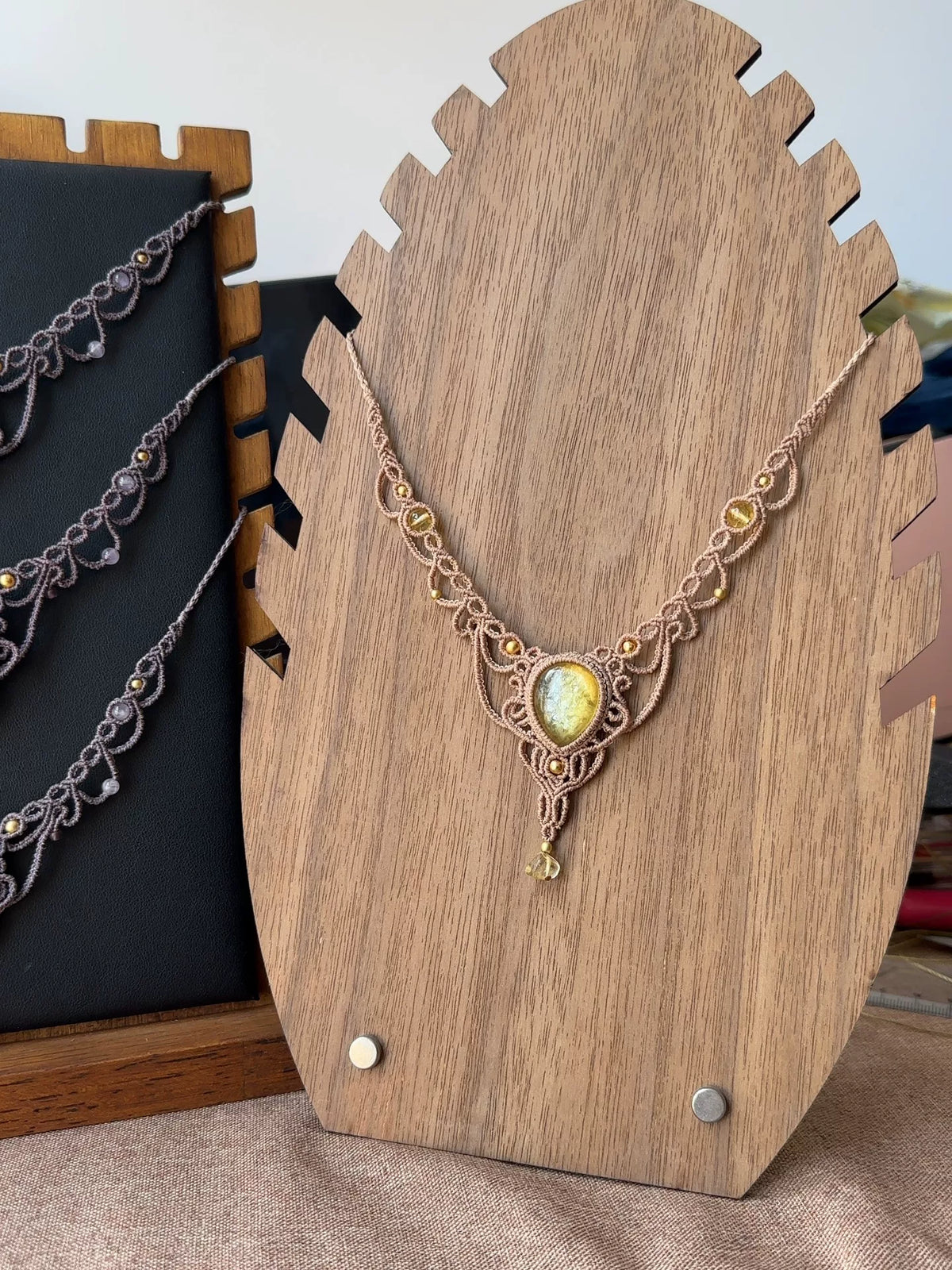 Handgeknoopt macrameketting met grote steen