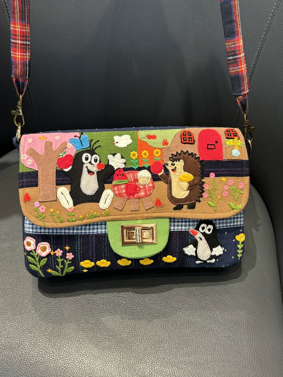 Mala de ombro artesanal bordada em patchwork com toupeira