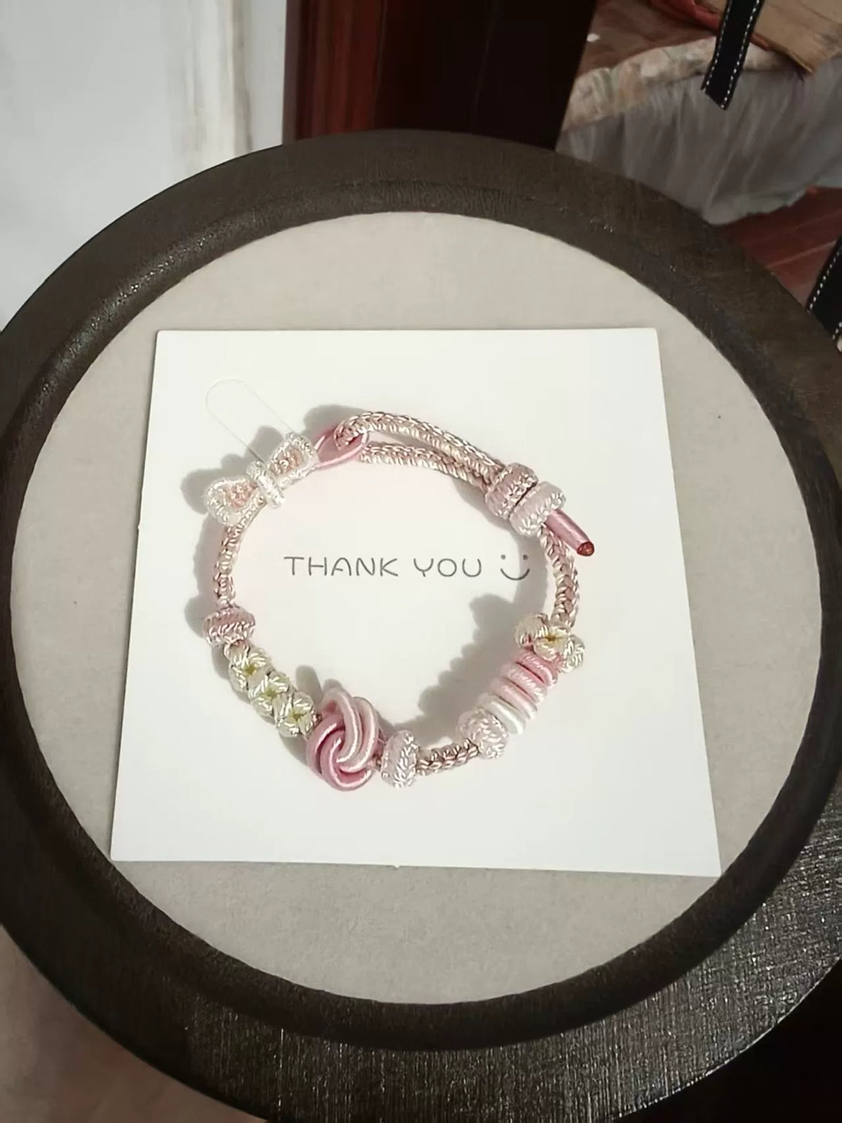 Pulseira Artesanal com Gradiente Rosa e Branco e Laço