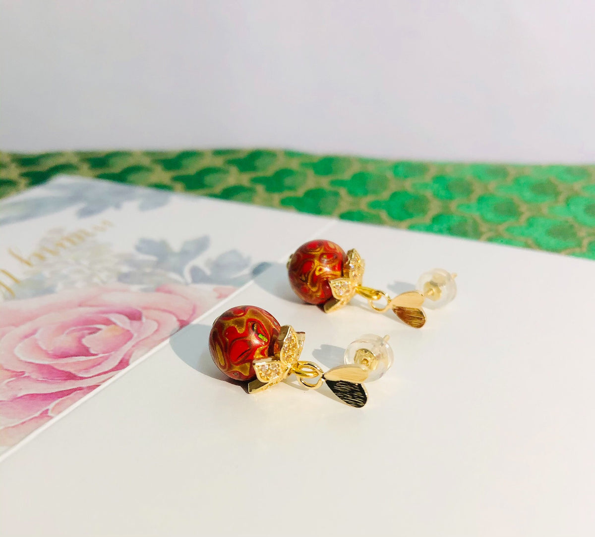 Orecchini con perle laccate e madreperla