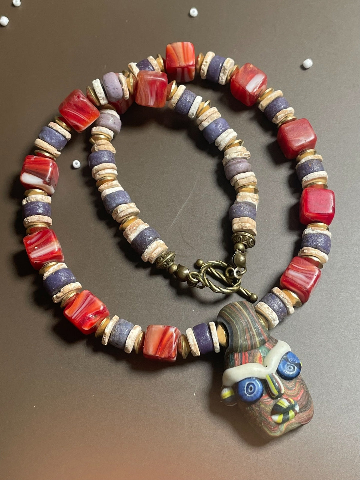 Collar de cuentas de vidrio antiguo con colgante de muñeca fenicia