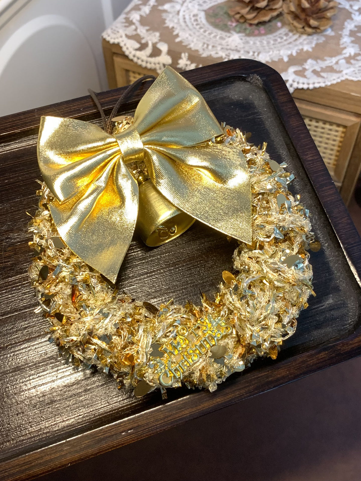 Goldener Weihnachtskranz mit Schleife