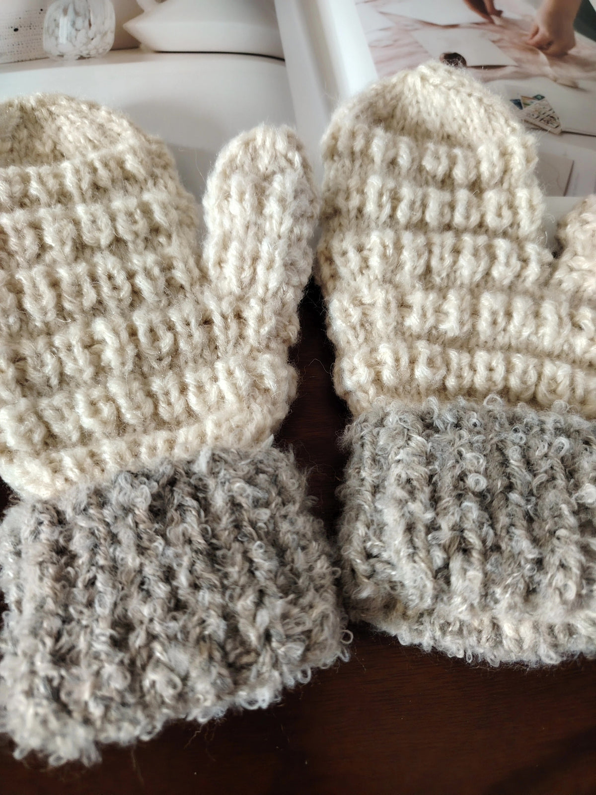 Handgestrickte Wollhandschuhe mit grauen Bündchen