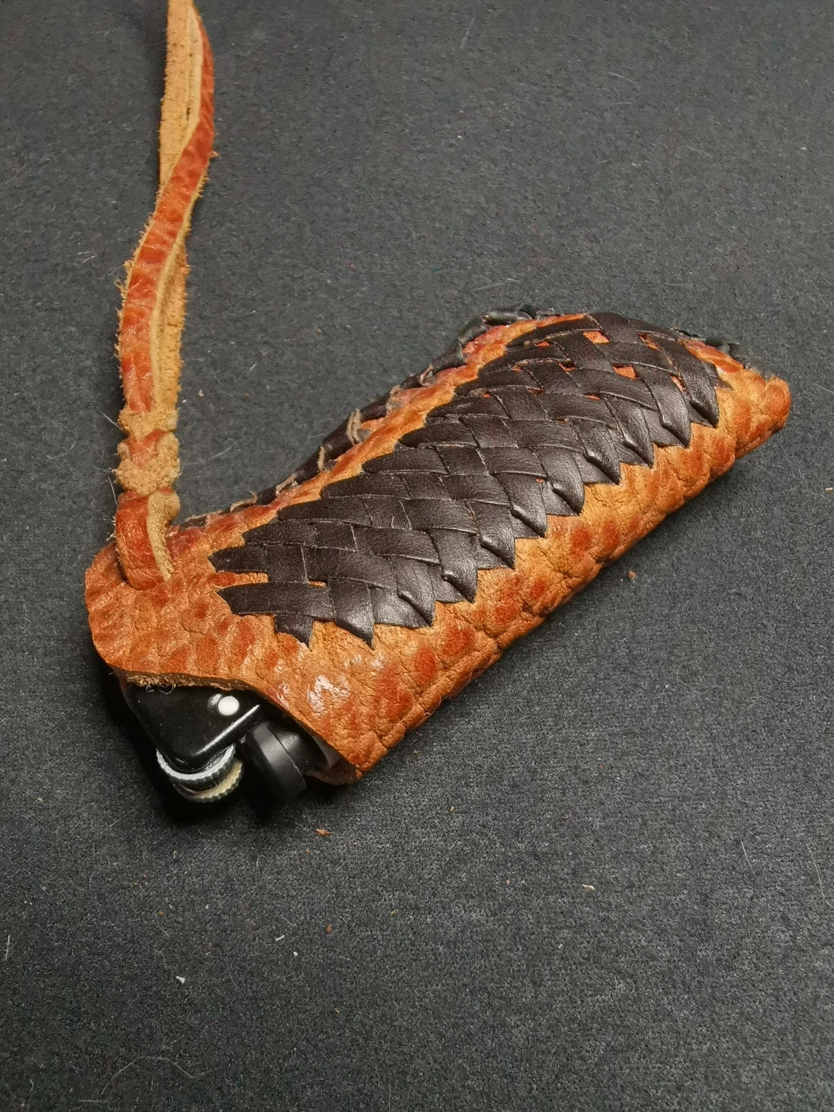 Funda para encendedor de cuero de vaca tejida a mano
