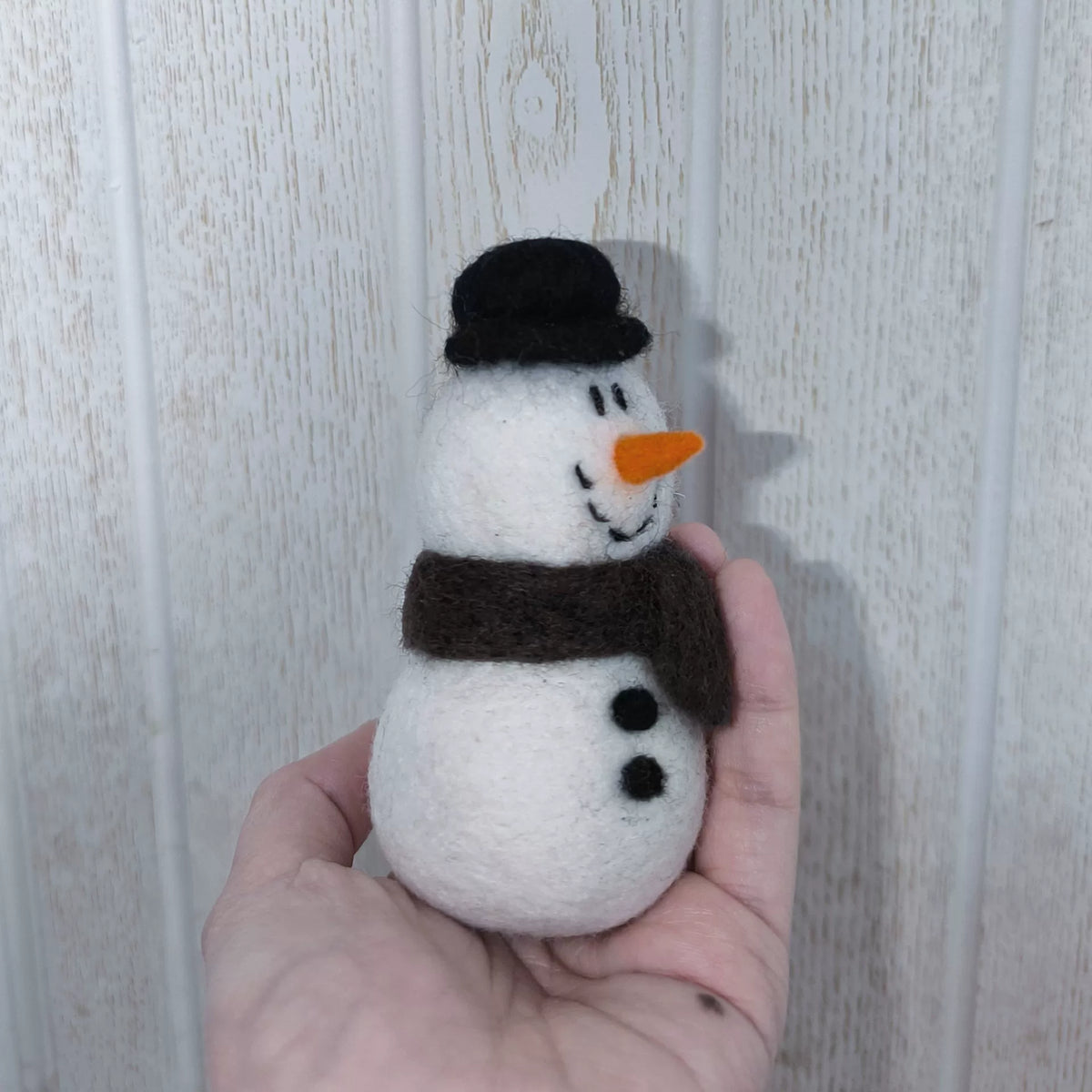 Handgefertigte Wollfilz-Schneemann-Figur mit Zylinder
