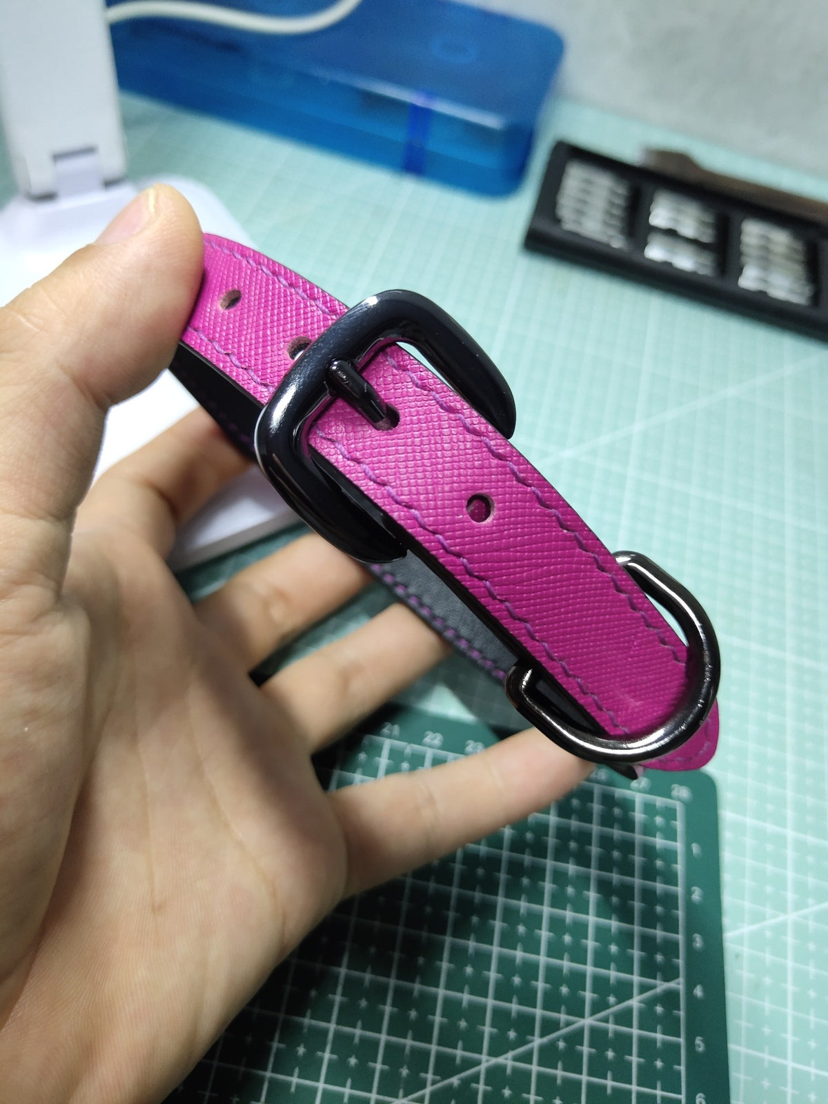 Hundehalsband aus Leder in Magenta-Lila mit schwarzer Innenseite