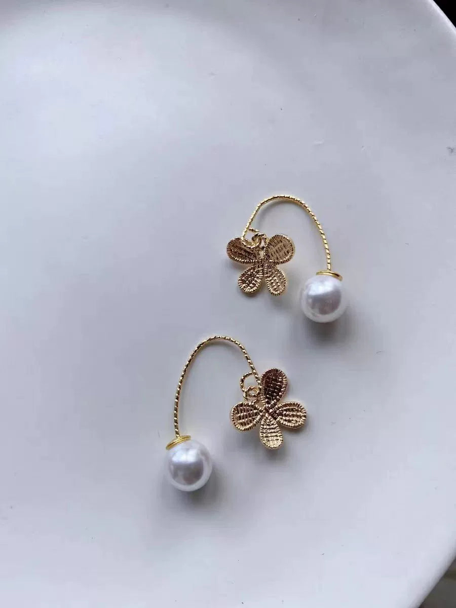 Orecchini pendenti con farfalla e perla in gold filled