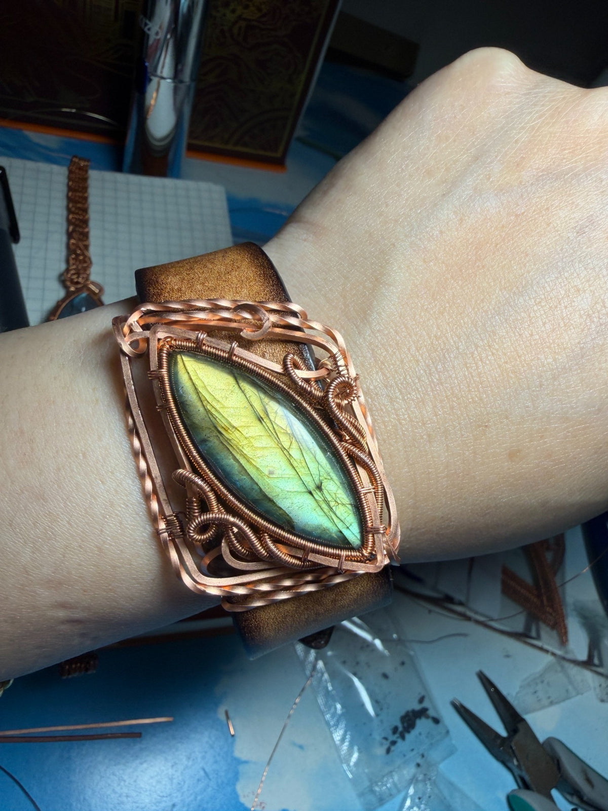 Bracciale a cerchetto in pelle, labradorite e rame